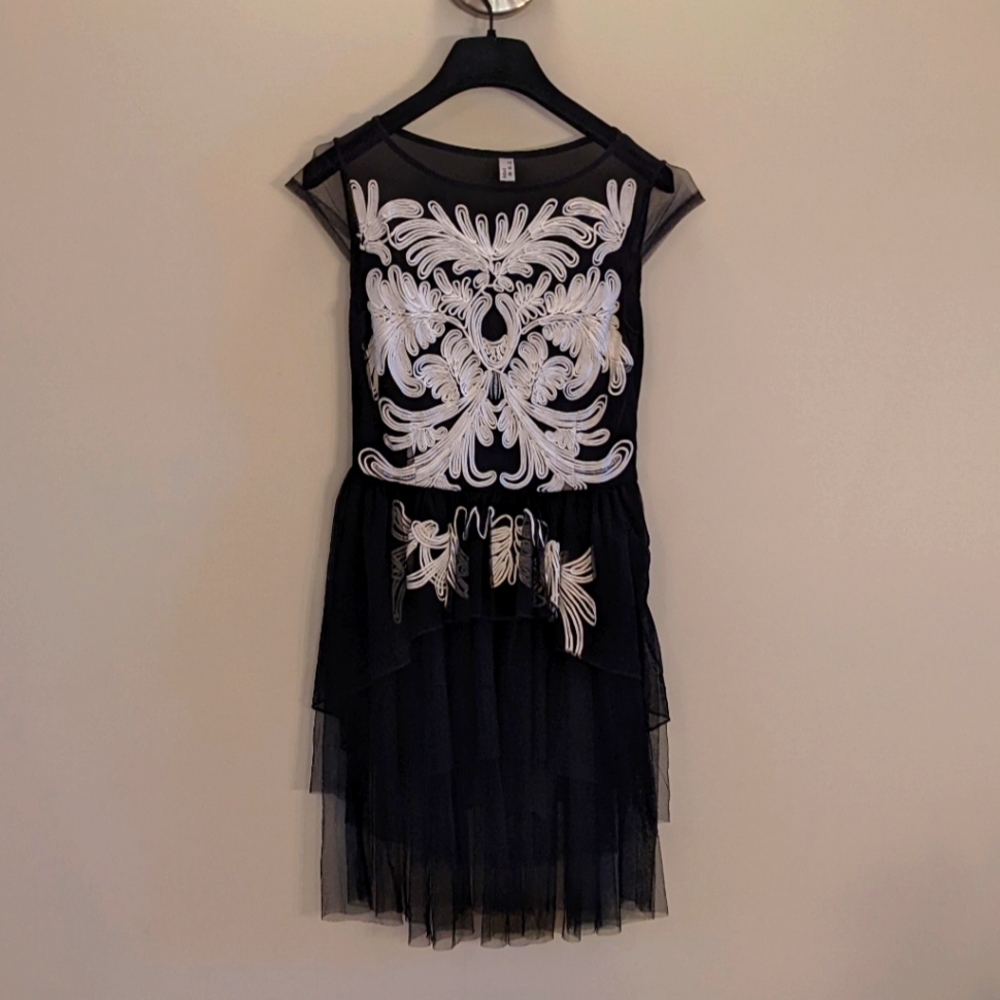 Woman's shiffon Dress, Size Small